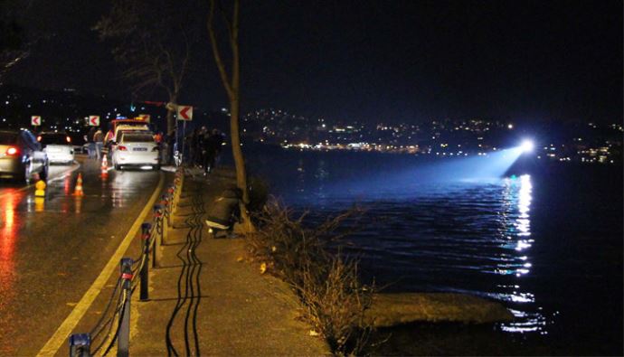 Denize uçan minibüsten camı kırarak kurtuldu Denize uçan minibüsten camı kırarak kurtuldu