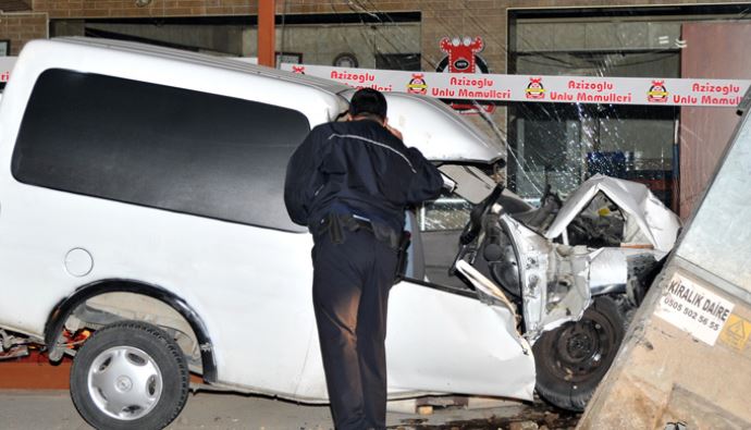 Bursa'da kaza yapan otomobil iş yerine girdi Bursa'da kaza yapan otomobil iş yerine girdi