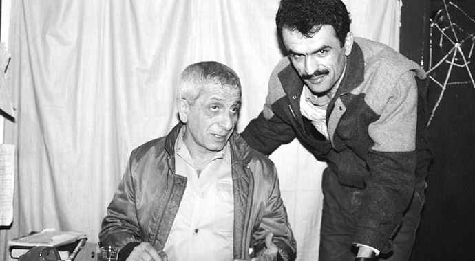 Nejat Uygur'un ardından, Tabutuna çiçek eken tiyatro askeri Nejat Uygur'un ardından, Tabutuna çiçek eken tiyatro askeri