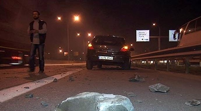Kamyondan düşen taşlar sürücülerin kabusu oldu Kamyondan düşen taşlar sürücülerin kabusu oldu