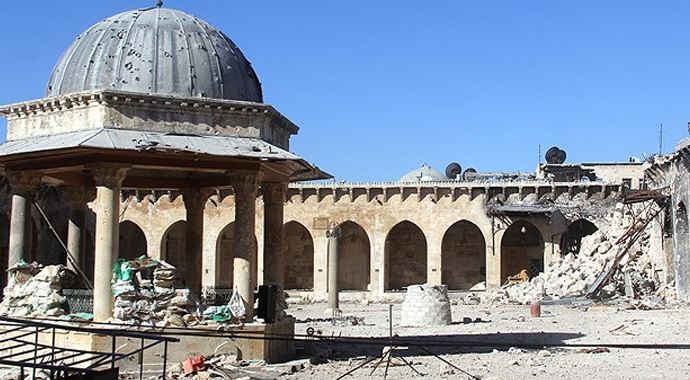 Tarihi Emevi Cami ağır silahlarla vuruldu