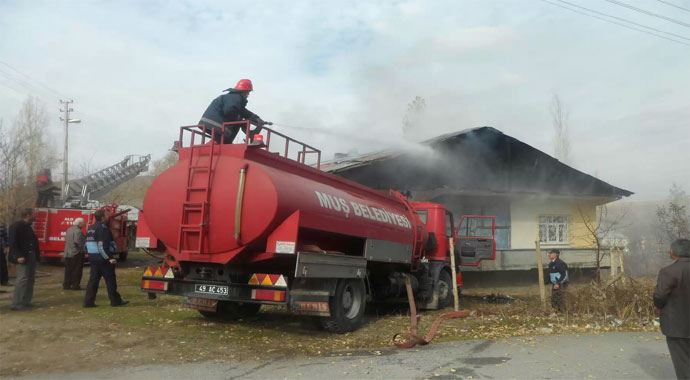 Yangını söndürmeye belediye başkanı gitti