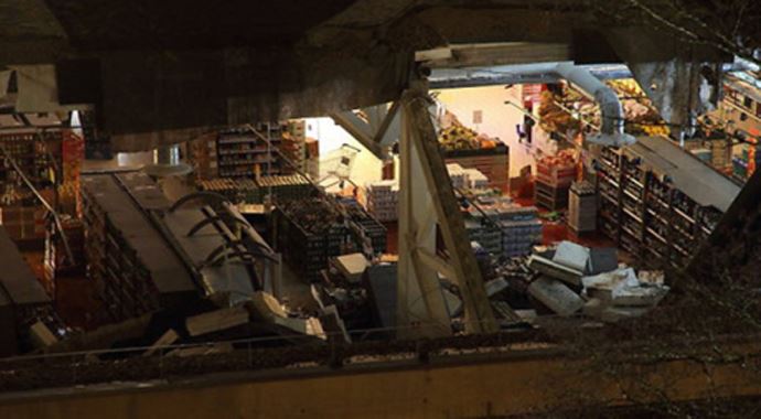 Letonya'dabir alışveriş merkezinin çatısı çöktü, 1 ölü Letonya'dabir alışveriş merkezinin çatısı çöktü, 1 ölü