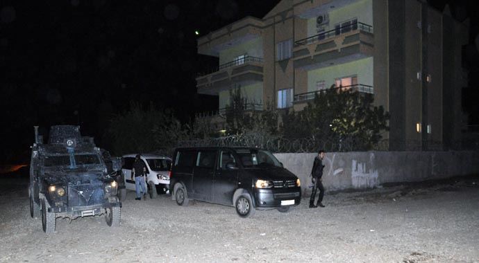 Cizre'de korucu başının evine bombalı saldırı Cizre'de korucu başının evine bombalı saldırı
