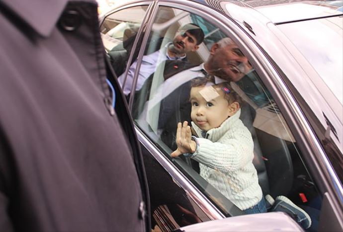 Atatürk Havalimanı'nda 2 yaşındaki çocuk otomobilde mahsur kaldı Atatürk Havalimanı'nda 2 yaşındaki çocuk otomobilde mahsur kaldı