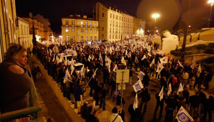 Portekiz'de polisler protesto için meclise yürüdü Portekiz'de polisler protesto için meclise yürüdü