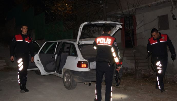 Ankara'daki hırsız peşinde olan polis vuruldu Ankara'daki hırsız peşinde olan polis vuruldu