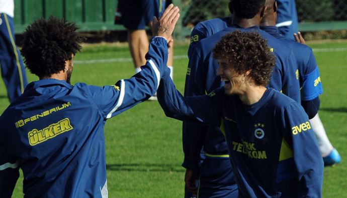Fenerbahçe antrenmanlarının neşesi Salih Uçan Fenerbahçe antrenmanlarının neşesi Salih Uçan