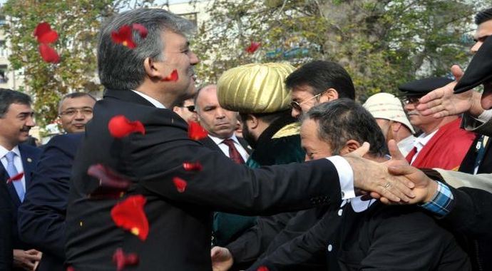 Gül'e çiçeklerle karşılama