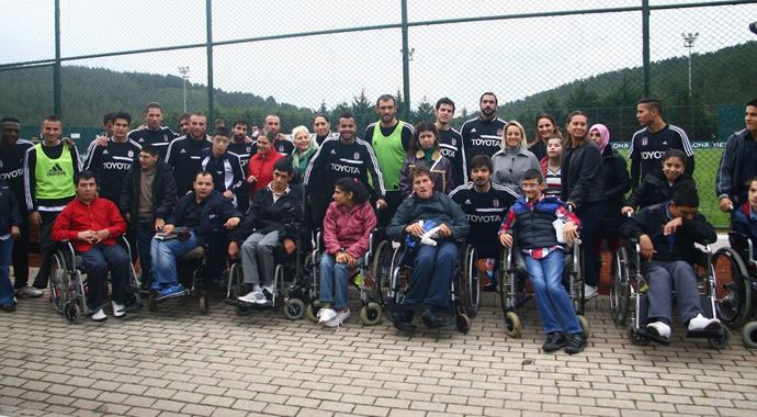 Beşiktaşlı futbolculardan anlamlı ziyaret