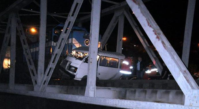 Yük treni öğrenci servisini biçti