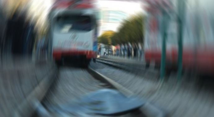 Tramvayın altında kalan kadın feci şekilde can verdi