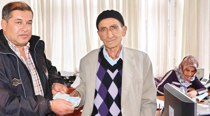 1 milyon lirasını bulup getiren adama 100 lira verdi 1 milyon lirasını bulup getiren adama 100 lira verdi