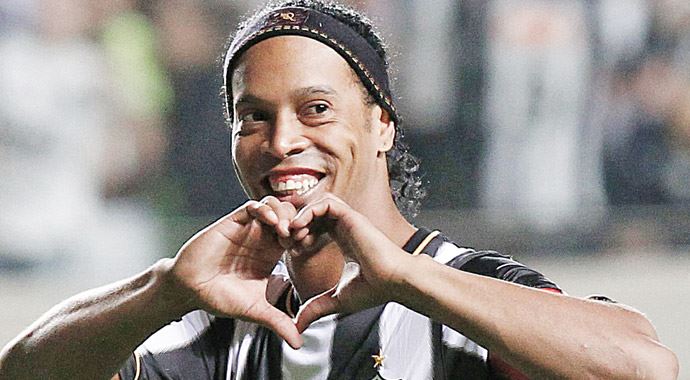 Ronaldinho el yaktı Ronaldinho el yaktı