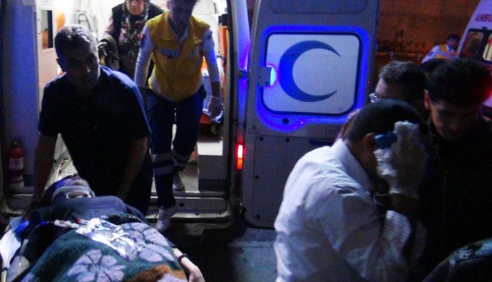 Karahallı Kaymakamı'nın aracı şarampole yuvarlandı Karahallı Kaymakamı'nın aracı şarampole yuvarlandı