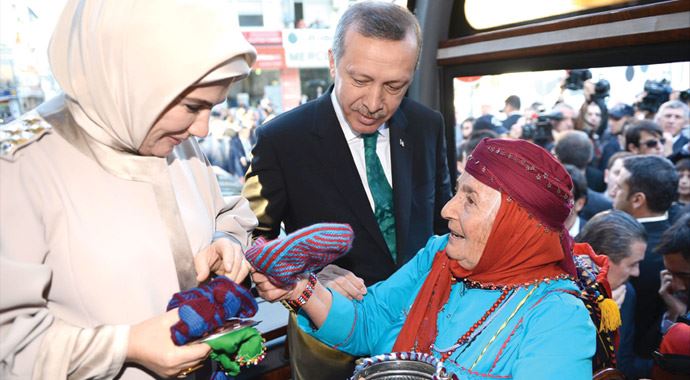 Başbakan: Mekik gönderdiniz de başörtüsüne mi takıldı?