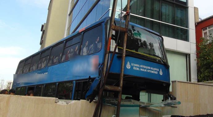 Pendik'te kontrolden çıkan halk otobüsü dehşet saçtı