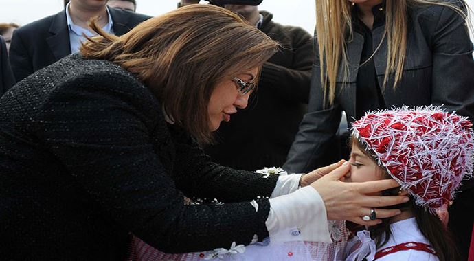 Fatma Şahin Kilis'teki konteyner kenti ziyaret etti