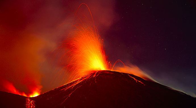 Etna Yanardağı faaliyette, çevre kentler külle kaplandı Etna Yanardağı faaliyette, çevre kentler külle kaplandı