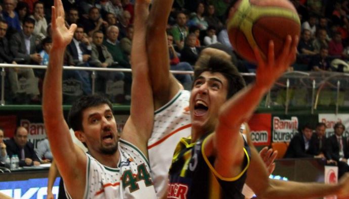 Fenerbahçe Ülker'e Banvit çalımı