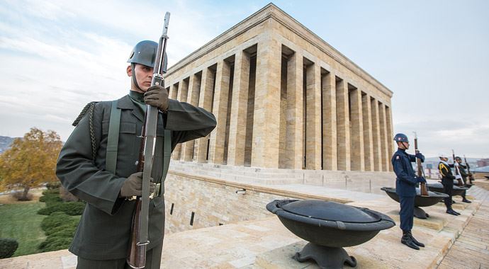 Anıtkabir'de duran adamlar