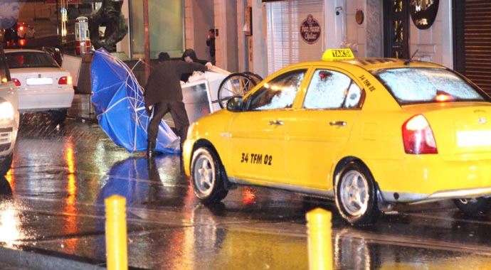 İstanbul yağmur ve fırtınaya teslim oldu
