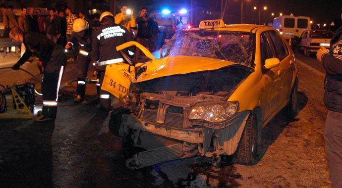 İstanbul Fatih&#039;te trafik kazası, 2 yaralı