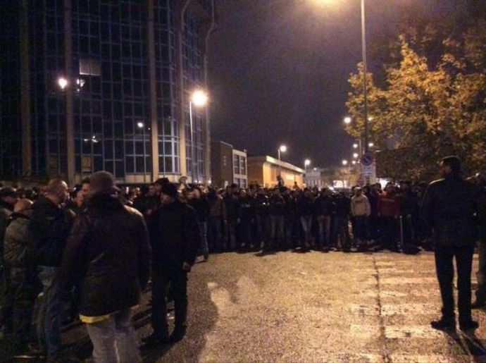 Taraftarlar Milan futbolcularını esir aldı Taraftarlar Milan futbolcularını esir aldı