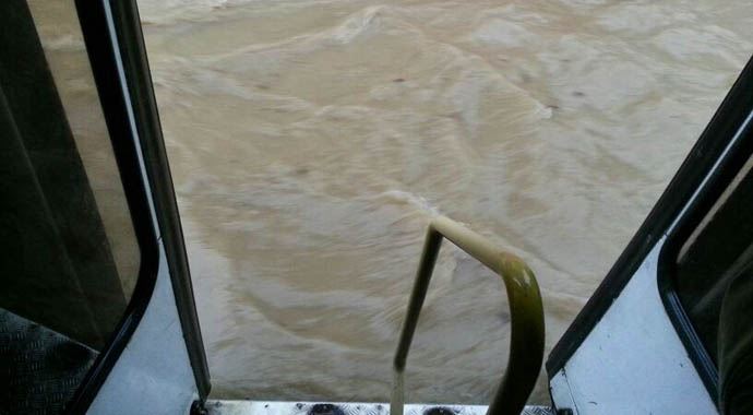 İzmir sele teslim, araçlar 3 metre suya gömüldü İzmir sele teslim, araçlar 3 metre suya gömüldü