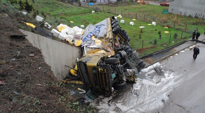 Otoyoldan TIR uçtu Otoyoldan TIR uçtu