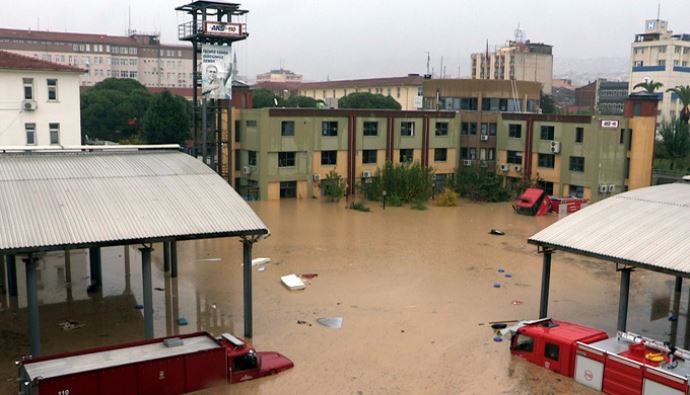 İzmir'de yağmur hayatı olumsuz etkiledi İzmir'de yağmur hayatı olumsuz etkiledi