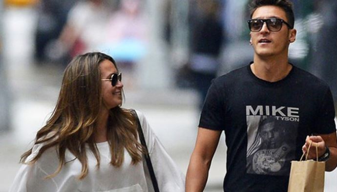 Kız arkadaşından Mesut Özil&#039;e övgü dolu sözler