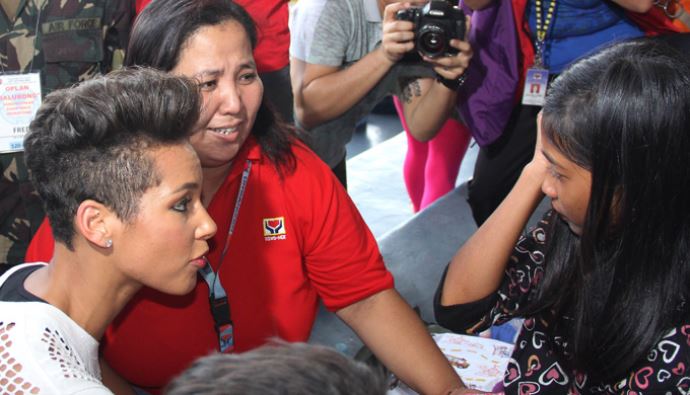 Alicia Keys, Filipinler&#039;de afetzedeleri ziyaret etti