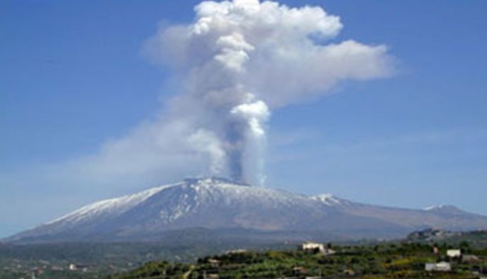 Etna Yanardağı yeniden faaliyete geçti