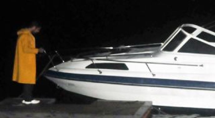 Kaçakları taşıyan tekne kaptanı iş başında yakalandı Kaçakları taşıyan tekne kaptanı iş başında yakalandı