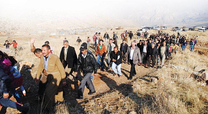 Hakkari'de davullu zurnalı kapı eylemi, Şırnak'a varda biz yok mu Hakkari'de davullu zurnalı kapı eylemi, Şırnak'a varda biz yok mu
