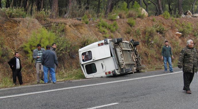 Mersin&#039;de öğrenci servisi devrildi, 12 yaralı