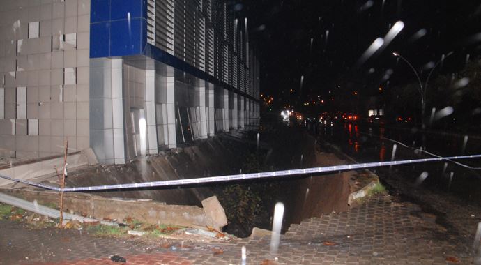 Edremit'te bir AVM'nin istinat duvarı çöktü Edremit'te bir AVM'nin istinat duvarı çöktü