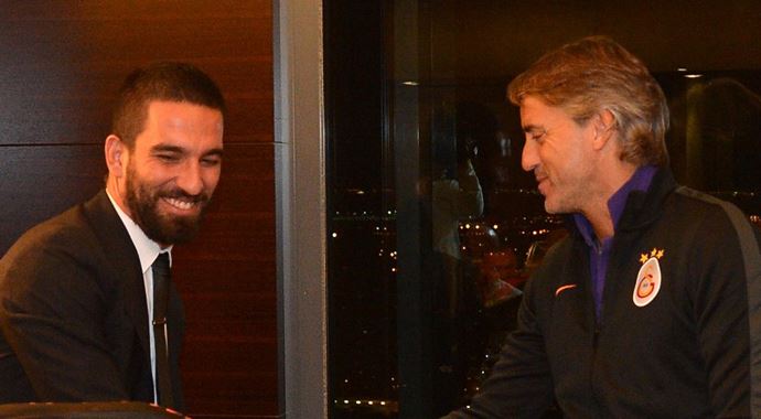 Arda Turan'dan İspanya'da Galatasaray kampına ziyaret