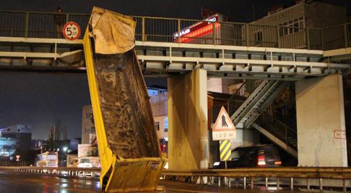 Pendik'te kamyonun damperi üst geçite takıldı