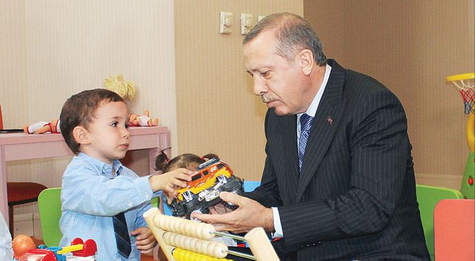 "Tayyip dede" dedi, bozuk arabasını gösterdi