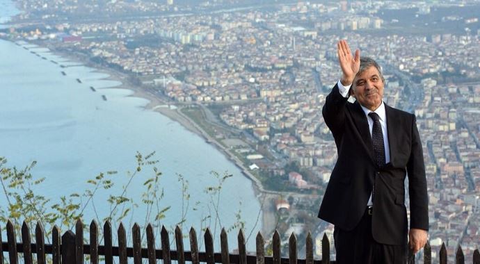 Abdullah Gül 4 milyonu geçti, Twitter'da rakibi Cem Yılmaz