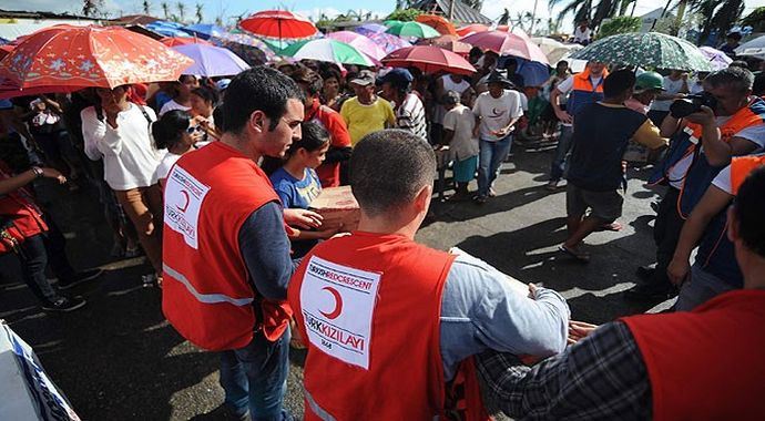 Türk Kızılayı Filipinler'de yara sarıyor
