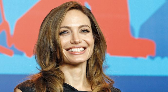 Angelina Jolie'den yaş günü hediyesi kalp adası