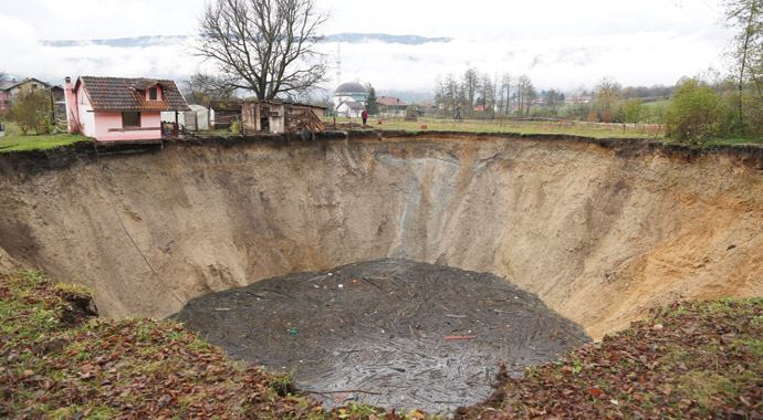 Yer yarıldı gölet kayboldu, az daha evi de yutacaktı