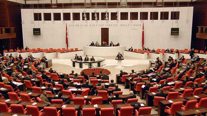 CHP'li vekilin kızı ile baldızı Meclis'te kavga etti CHP'li vekilin kızı ile baldızı Meclis'te kavga etti