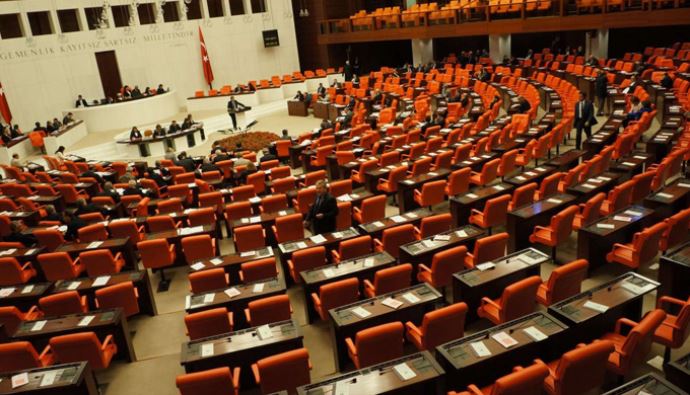 CHP'li vekil Özbolat'ın kızı ve baldızı Meclis'te kavga etti CHP'li vekil Özbolat'ın kızı ve baldızı Meclis'te kavga etti