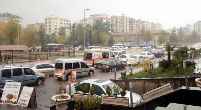 Diyarbakır'da kuvvetli yağış hayatı olumsuz etkiledi Diyarbakır'da kuvvetli yağış hayatı olumsuz etkiledi