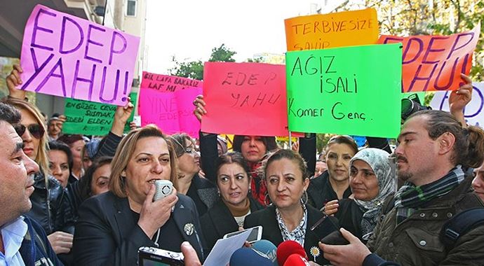 CHP önünde Kamer Genç'i protesto ettiler CHP önünde Kamer Genç'i protesto ettiler