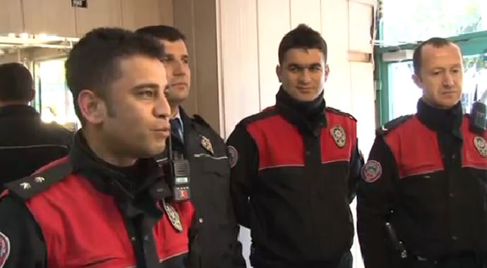 Kuyumcu ve PTT şubesi polise zimmetlendi Kuyumcu ve PTT şubesi polise zimmetlendi